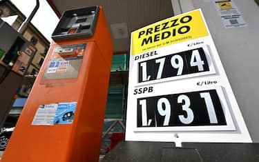 cartello dei prezzi della benzina