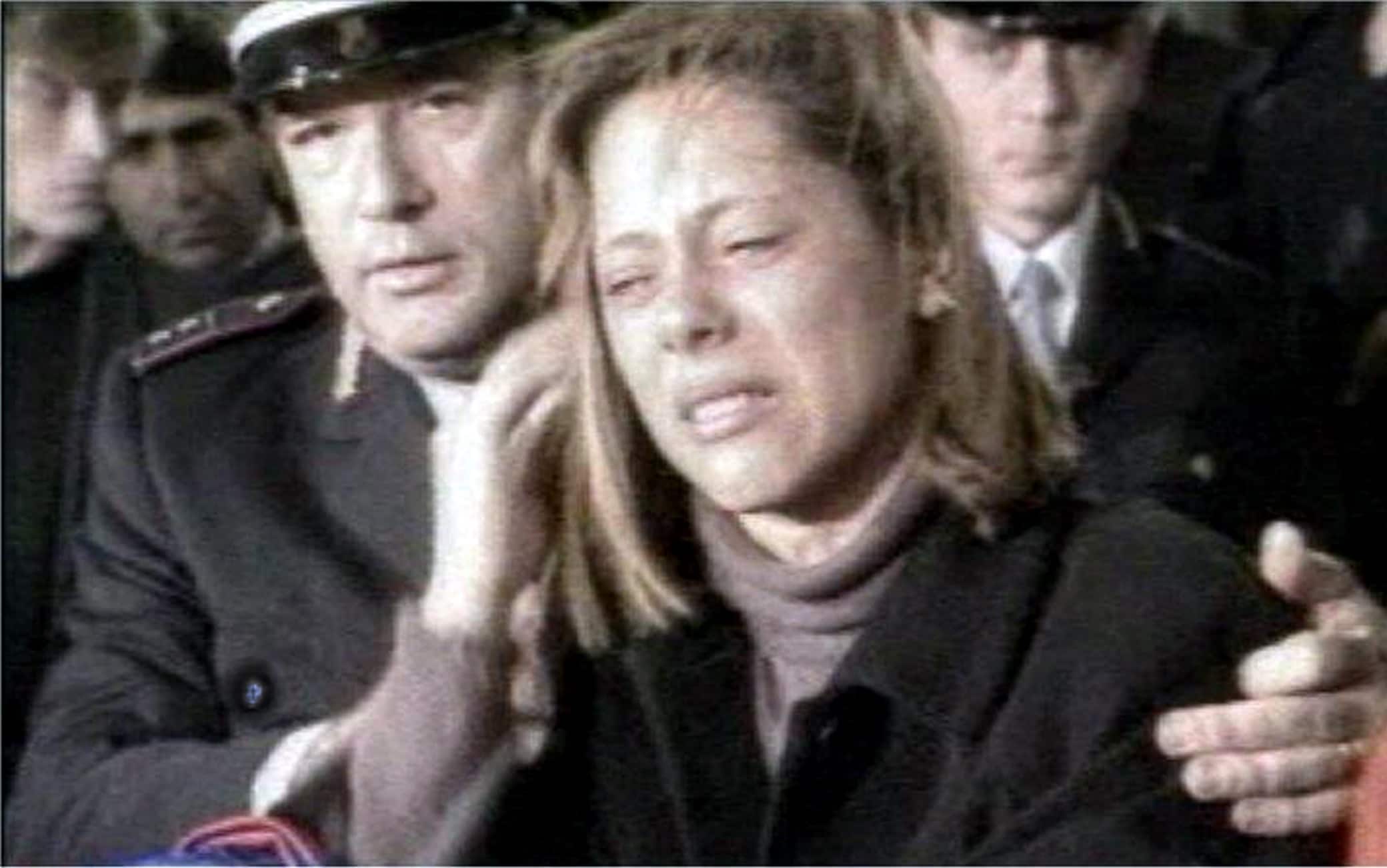 COSENZA - COSENZA - FUNERALE DEL CALCIATORE BERGAMINI. NELLA FOTO LA FIDANZATA DEL CALCIATORE ISABELLA INTERNO' PIANGE SULLA BARA DI DENIS BERGAMINI. (COSENZA - 1989-11-20, FRANCESCO ARENA) p.s. la foto e' utilizzabile nel rispetto del contesto in cui e' stata scattata, e senza intento diffamatorio del decoro delle persone rappresentate