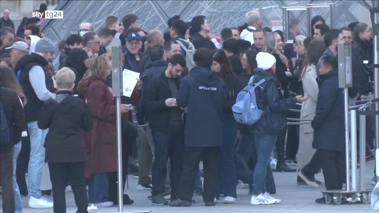 Louvre, dopo il furto il museo riapre al pubblico | Video Sky TG24
