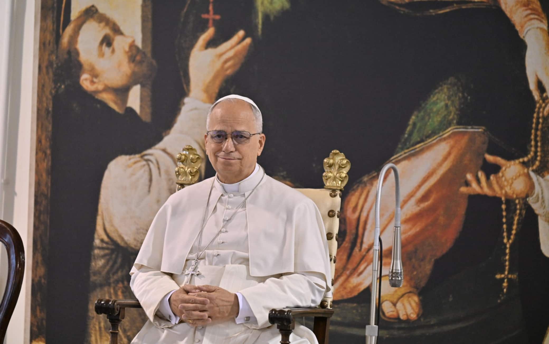 Pope Leo in the meeting area of ??the Shrine of Pompeii, fresh from the helicopter, for the first stop on his pastoral visit, which will also take him to Naples this afternoon on the first anniversary of his pontificate. The Pope is welcomed by Msgr. Tommaso Caputo, Archbishop-Prelate of Pompeii, papal delegate for the Shrine. Pompeii, May 8, 2026. ANSA / FELICE DE MARTINO