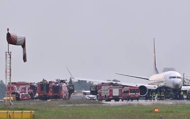 L'aereo del volo Ryanair FR846 proveniente da Barcellona El Prat, sulla pista dell'aeroporto di Orio al Serio, 1 ottobre 2024. //
The plane of Ryanair flight FR846 coming from Barcelona El Prat, on the runway of Orio al Serio airport, in Bergamo, Italy, 1 October 2024.
The international Orio al Serio airport in Bergamo was shut down on Tuesday morning after a Ryaniar plane's tire burst upon landing, the Sacbo company managing the airport said.
ANSA/MICHELE MARAVIGLIA