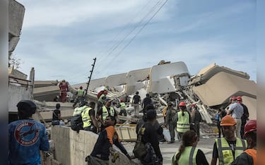 epa13081749 Rescuers take part in a rescue operation to save Fabio, a nine-year-old boy who has been trapped under the rubble for eight days, in a collapsed building in Caraballeda, Venezuela, 02 July 2026. The 7.2- and 7.5-magnitude earthquakes that struck Venezuela on 24 June have killed more than 2,290 people, according to official figures.  EPA/HENRY CHIRINOS