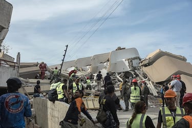 epa13081749 Rescuers take part in a rescue operation to save Fabio, a nine-year-old boy who has been trapped under the rubble for eight days, in a collapsed building in Caraballeda, Venezuela, 02 July 2026. The 7.2- and 7.5-magnitude earthquakes that struck Venezuela on 24 June have killed more than 2,290 people, according to official figures.  EPA/HENRY CHIRINOS