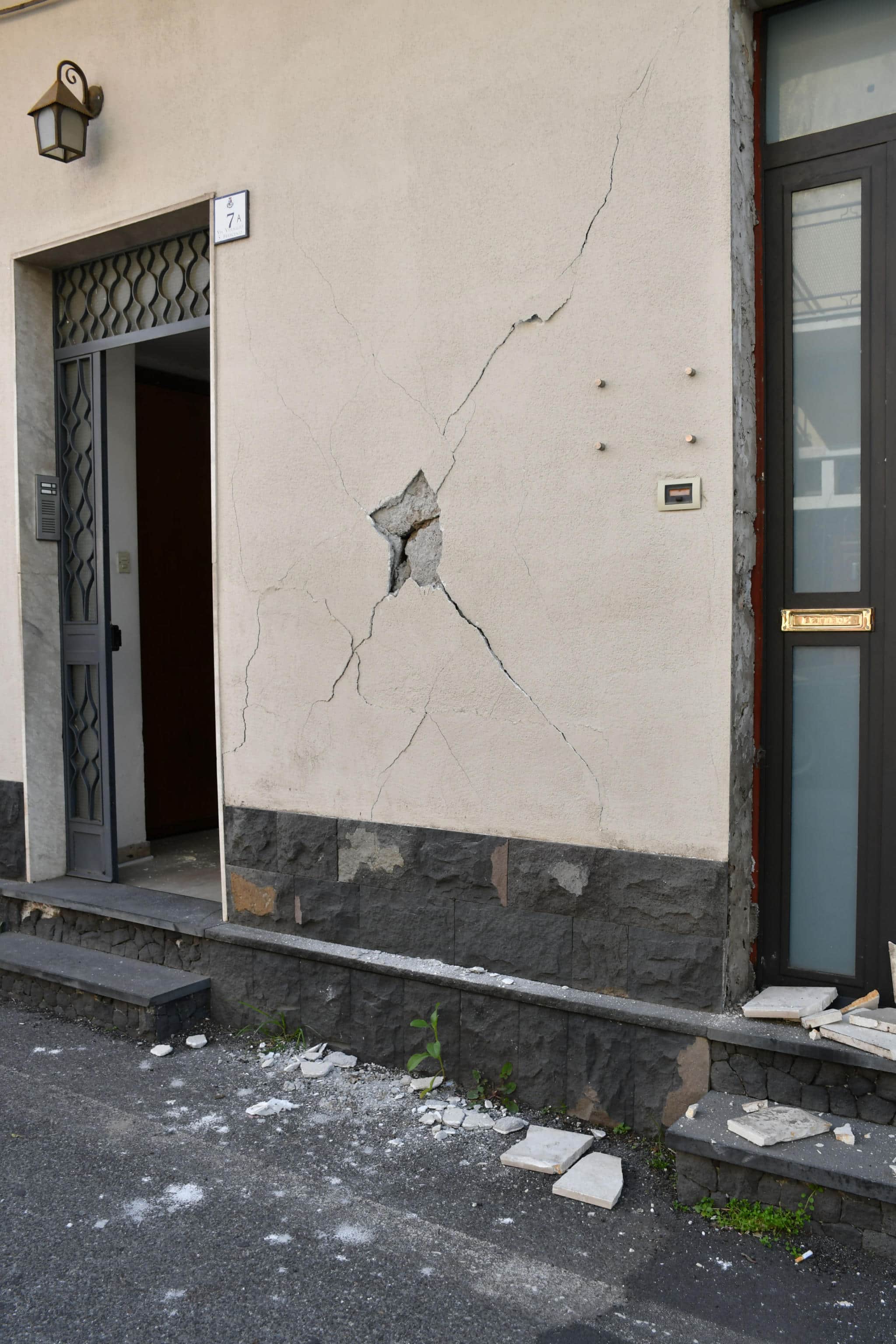 Edifici danneggiati a Ragalna dopo il terremoto