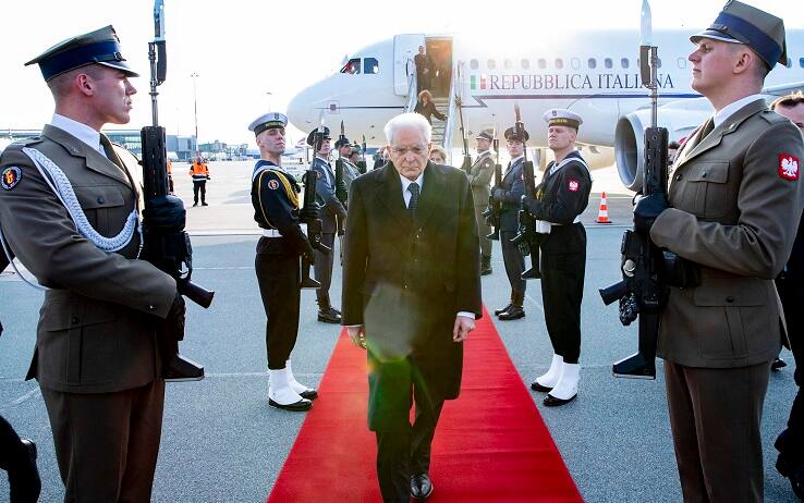 Il Presidente della Repubblica Sergio Mattarella al suo arrivo a Varsavia, in occasione della visita di Stato, 16 aprile 2023. ANSA/ Paolo Giandotti - Ufficio Stampa per la Stampa e la Comunicazione della Presidenza della Repubblica ++HO - NO SALES EDITORIAL USE ONLY++