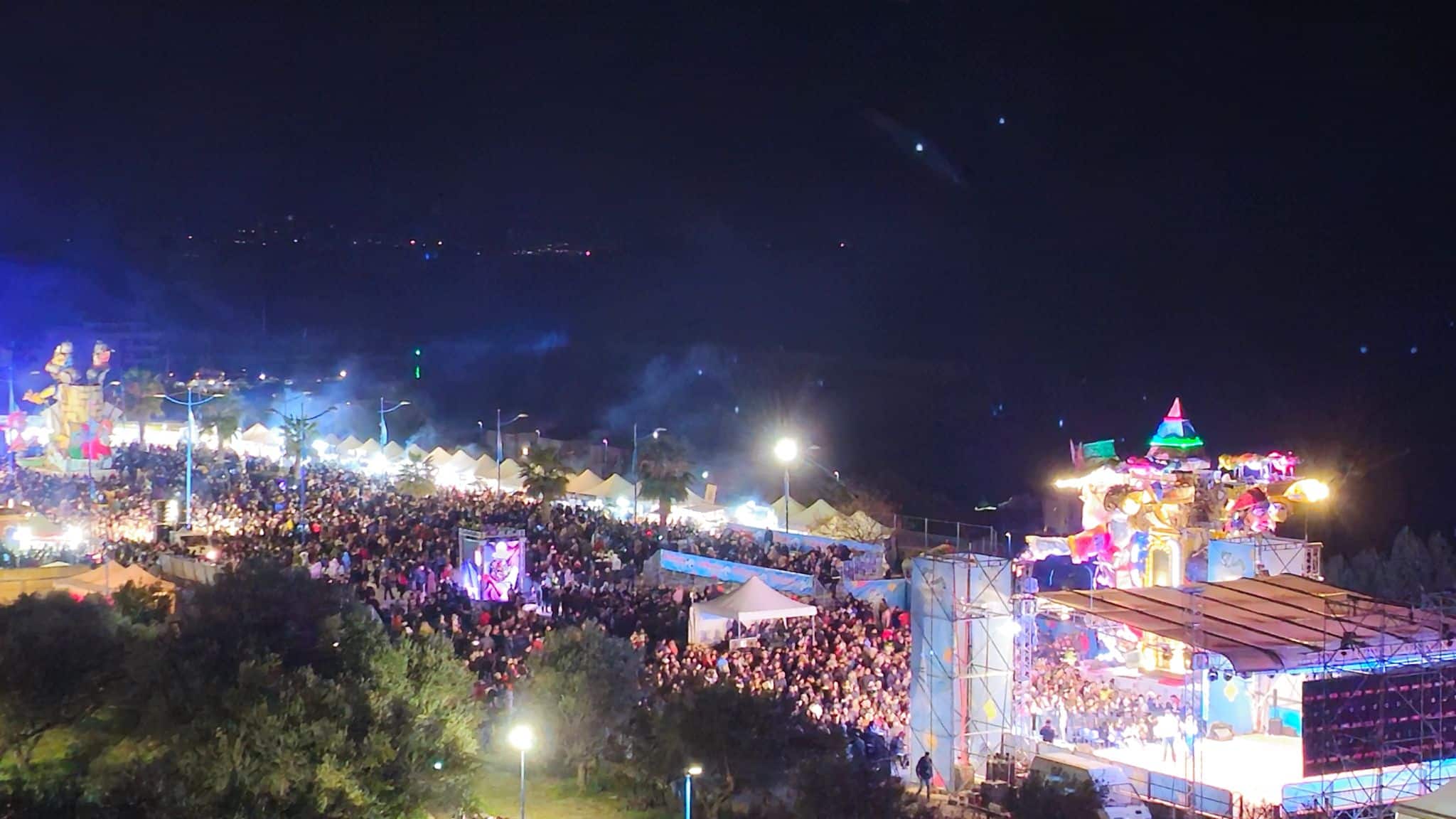 Una folla di partecipanti al Carnevale di Sciacca