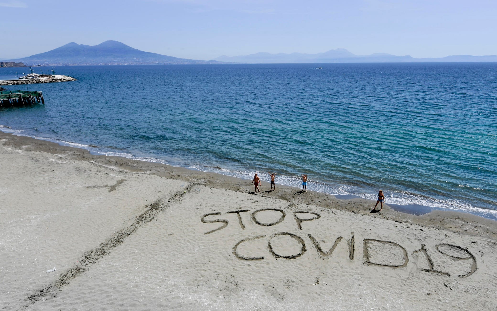 La scritta sulla spiaggia di Posillipo