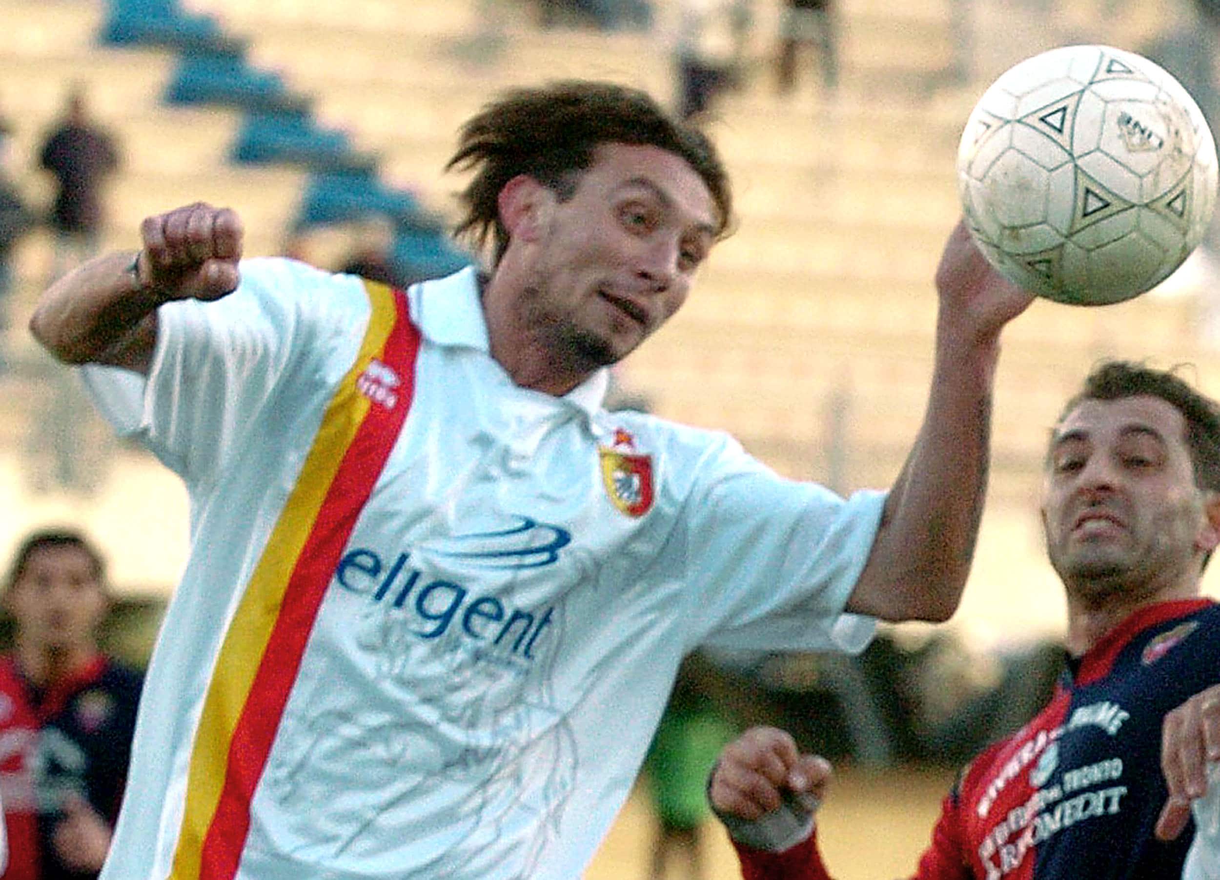 20060414 - TERAMO - SPR - CALCIO: PRESIDENTE GIULIANOVA, CHERUBINI STA REAGENDO - Una foto del 18 dicembre 2005 che mostra Gianluca Cherubini durante una partita contro la Sanbenedettese. Il giocatore del Giulianova e' in coma per un'emorragia cerebrale spontanea che l'ha colpito ieri sera in campo contro il Novara. E' ''stazionaria'', ma sembra che vi siano ''speranze'' perche' ''c'e' una forte reazione'' da parte del calciatore: lo ha riferito il presidente della squadra di serie C1 Sandro Quartiglia.   CRISTIANO CHIODI/ANSA/TO