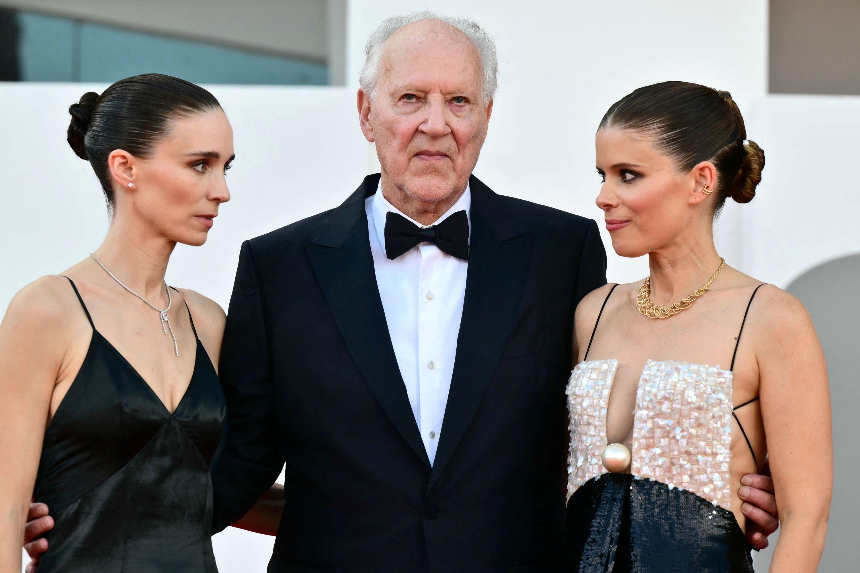Werner Herzog con Rooney e Kate Mara sul red carpet di Venezia 83