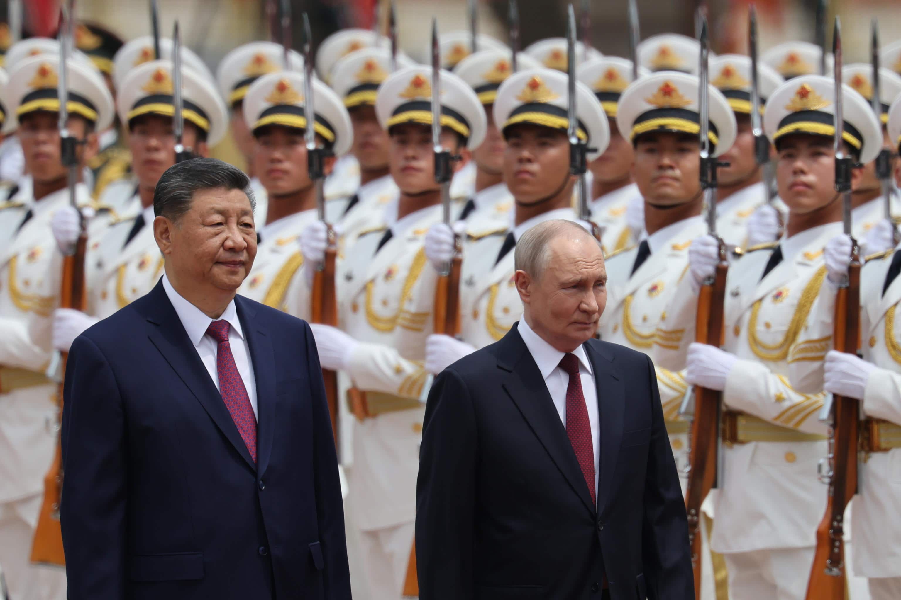 epa12976139 Russian President Vladimir Putin (R) and Chinese President Xi Jinping (L) inspect an honor guard during a welcoming ceremony at the Great Hall of the People in Beijing, China, 20 May 2026.  EPA/Maxim Shemetov / POOL