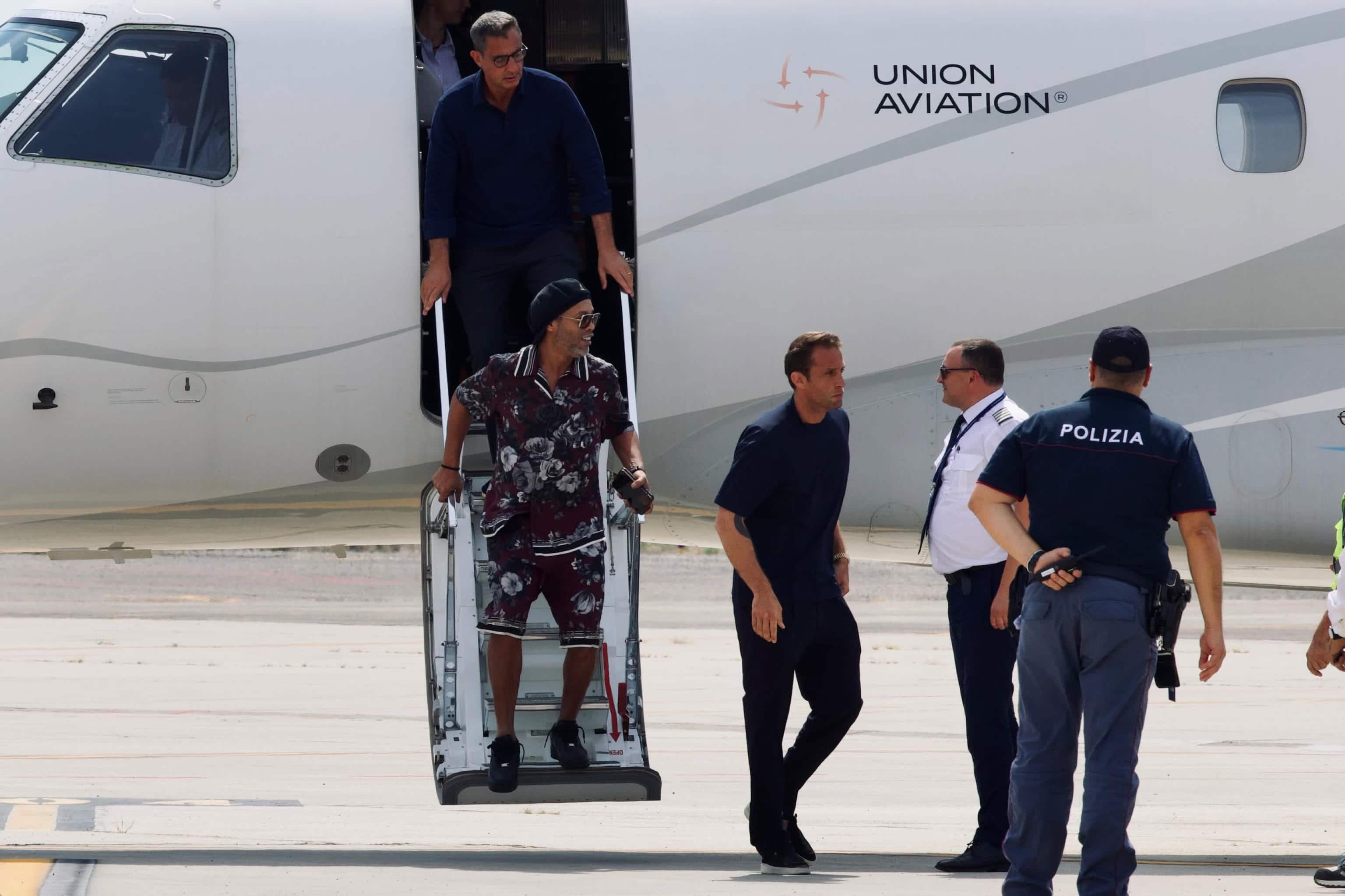 Ronaldinho all'aeroporto di Forlì, dove è atterrato in vista presentazione alla città della squadra del Ravenna FC per la stagione 2026/2027, Forlì, 20 agosto 2026. ANSA/Ufficio stampa Ravenna football club ++FOTO DIFFUSA DALL'UFFICIO STAMPA - USARE SOLO PER ILLUSTRARE OGGI LA NOTIZIA INDICATA NEL TITOLO - NON ARCHIVIARE   FOTO NON IN VENDITA - DA USARE SOLO PER FINI GIORNALISTICI - NPK+++