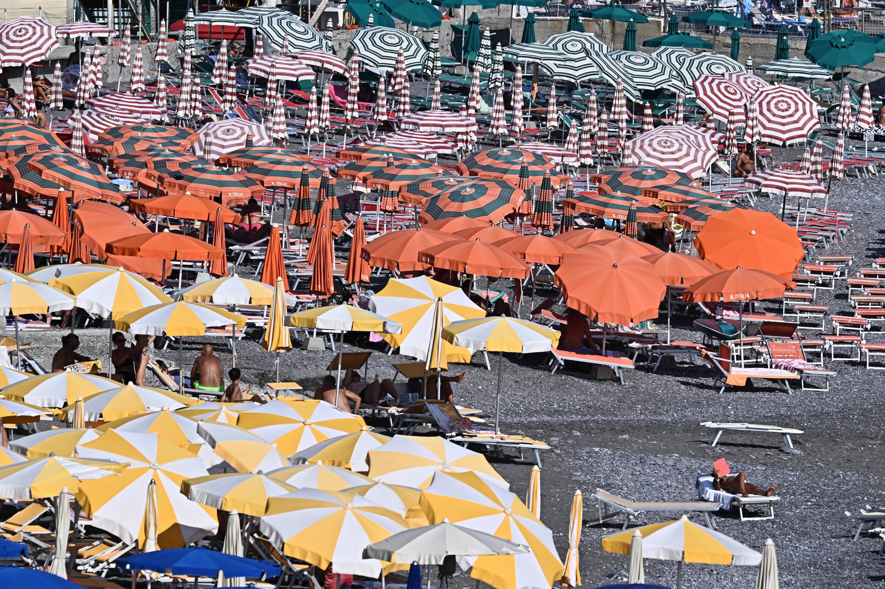 Caldo, previsioni meteo: domenica bollini rossi in tutta Italia. Ma è allerta temporali