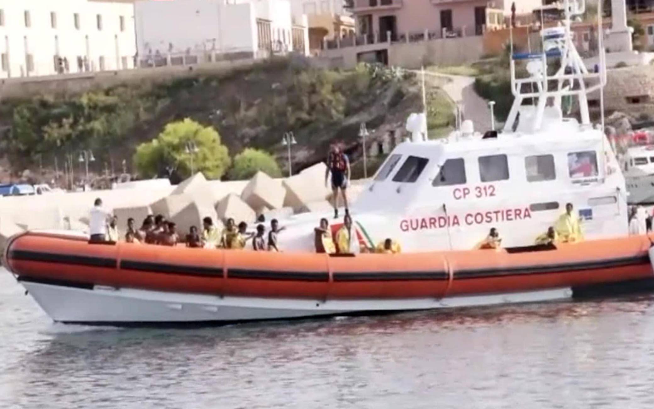 Un fermo immagine da un video della Guardia Costiera sulle attività delle motovedette in soccorso dei superstiti del naufragio, Lampedusa, 3 ottobre 2013. ANSA / US GUARDIA COSTIERA ++NO SALES EDITORIAL USE ONLY++