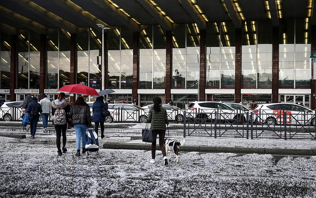 Foto Cecilia Fabiano/ LaPresse 19 Aprile  2021 Roma (Italia)Cronaca  :  Violenta grandinata su Roma   Nella foto : stazione TerminiPhoto Cecilia Fabiano/ LaPresse April 19 , 2021  Roma (Italy) News :Violent hailstorm over RomeIn The Pic : Termini Station