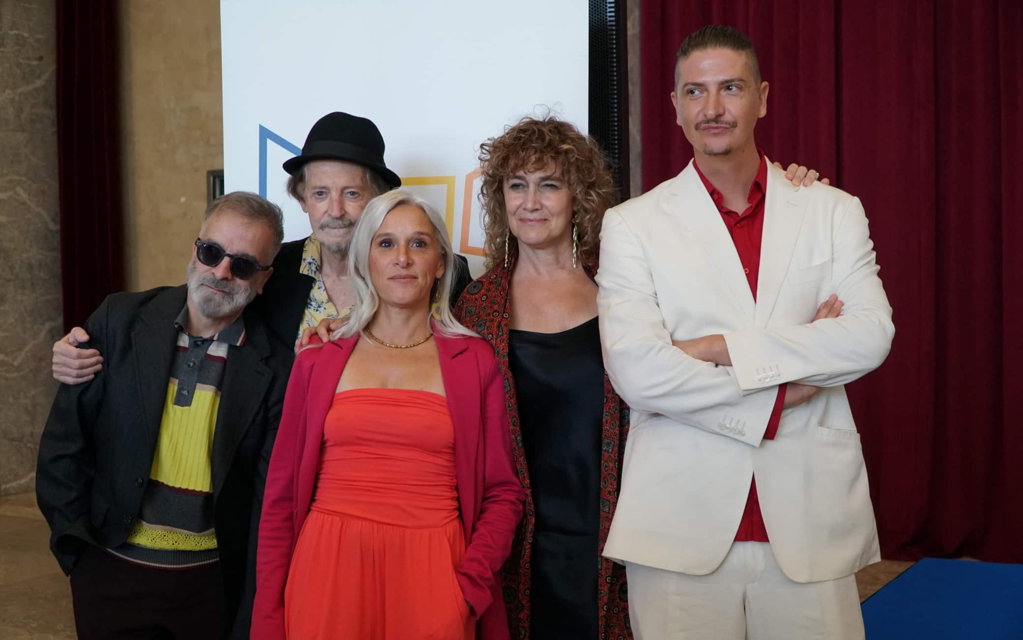 I finalisti della 64* edizione del  Premio Letterario Campiello in foto di gruppo poco prima della conferenza stampa finale, nel salone del Casinò del Lido, Venezia 3 ottobre 2026: da sx a dx: Marcello Fois (“L’immensa distrazione”, Einaudi), Ermanno Cavazzoni ( “Storia di un’amicizia”, Quodlibet), Valeria Parrella ( “La ragazzina”, Feltrinelli ), Elena Varvello ( “La vita sempre”, Guanda ) e Alcide Pierantozzi ( “Lo sbilico”, Einaudi ).  ANSA/ANDREA MEROLA                               