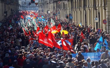 CORTEO DEL 1 MAGGIO, MANIFESTAZIONE DEL PRIMO MAGGIO FESTA DEI LAVORATORI A TORINO, STRISCIONI E BANDIERE (TORINO - 2009-05-01, Mediapress_leo) p.s. la foto e' utilizzabile nel rispetto del contesto in cui e' stata scattata, e senza intento diffamatorio del decoro delle persone rappresentate