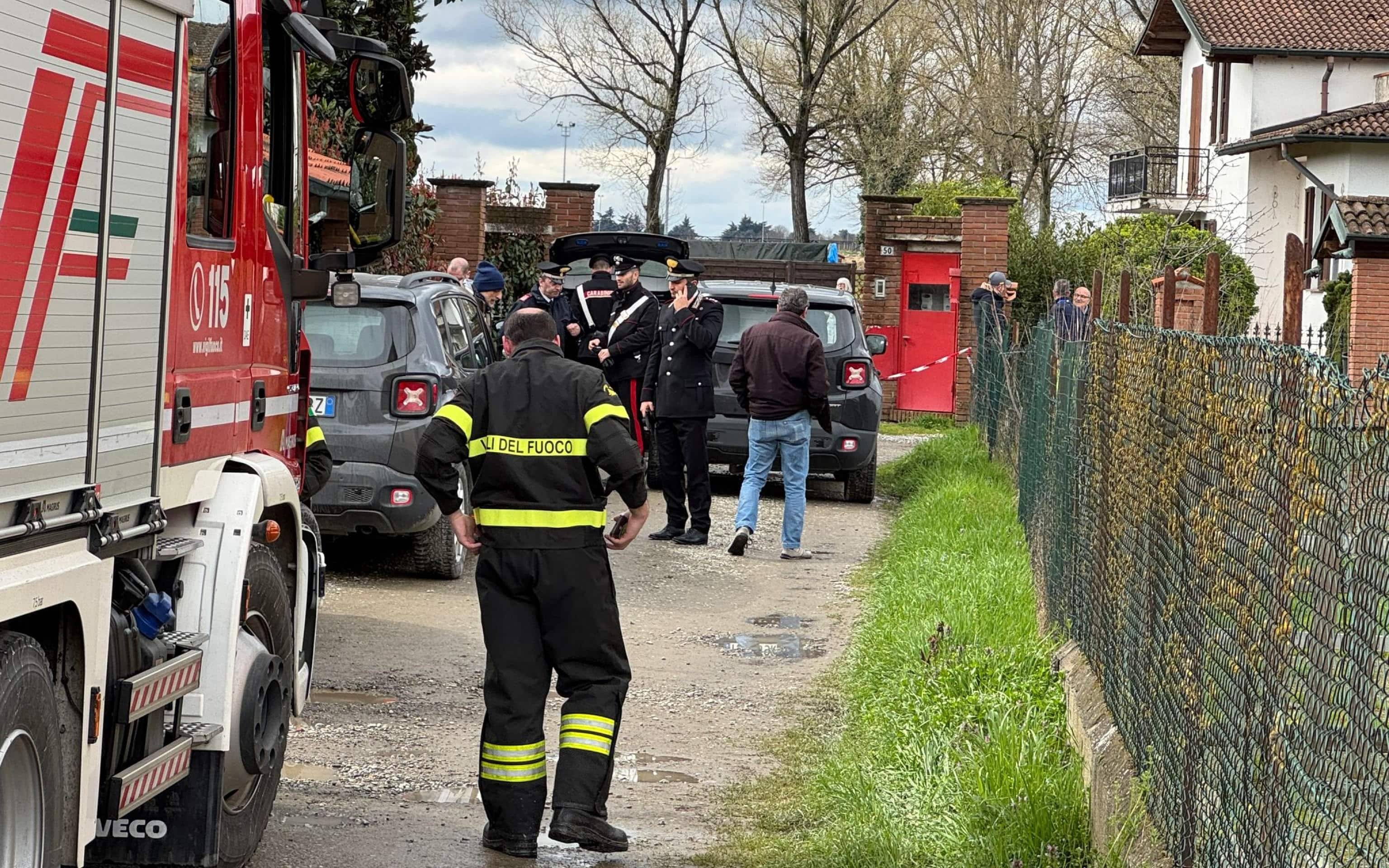 Sarebbe stata la figlia della 56enne uccisa in casa a Chignolo Po, nel Pavese, a trovare il corpo della vittima e a dare l'allarme. Sul posto anche i Vigili del Fuoco perché dall'abitazione proveniva un forte odore di gas. I Carabinieri stanno cercando di rintracciare il compagno, che potrebbe essersi allontanato, 14 marzo 2025. Le ricerche dei militari dell'Arma si concentrano tra le province di Pavia e l'area metropolitana di Milano.   ANSA / Paolo Torres