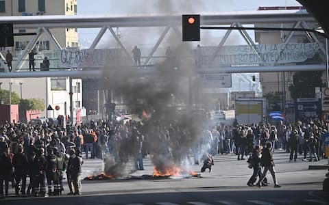 Un momento della manifestazione dello sciopero generale indetto da USB, davanti al varco portuale di via Albertazzi. Genova,  30 ottobre 2026
ANSA/LUCA ZENNARO --- A scene from the general strike demonstration organized by USB, in front of the port entrance on Via Albertazzi. Genoa, October 30, 2026
ANSA/LUCA ZENNARO