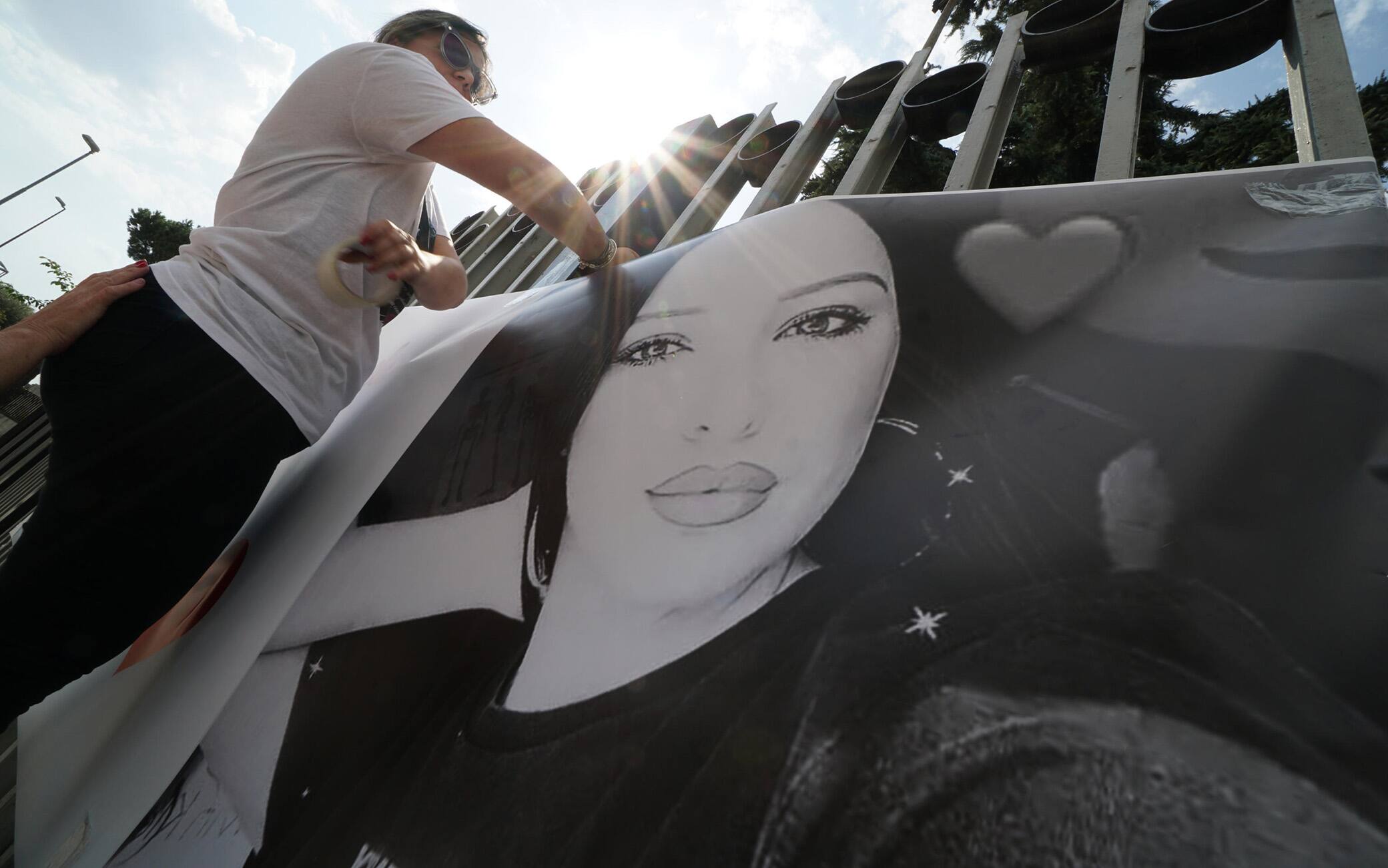 Uno striscione per Paola Gaglione, all'esterno della chiesa dove saranno celebrati i suoi funerali al Parco Verde di Caivano. Napoli 15  Settembre 2020 ANSA/CESARE ABBATE/