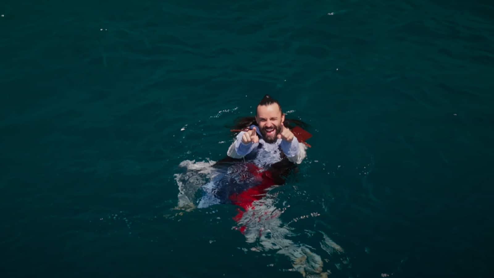 Il campione Catalin Preda nel Tuffo della Fede nei panni di Edward Kenway, protagonista del videogioco Assassin’s Creed Black Flag Resynced