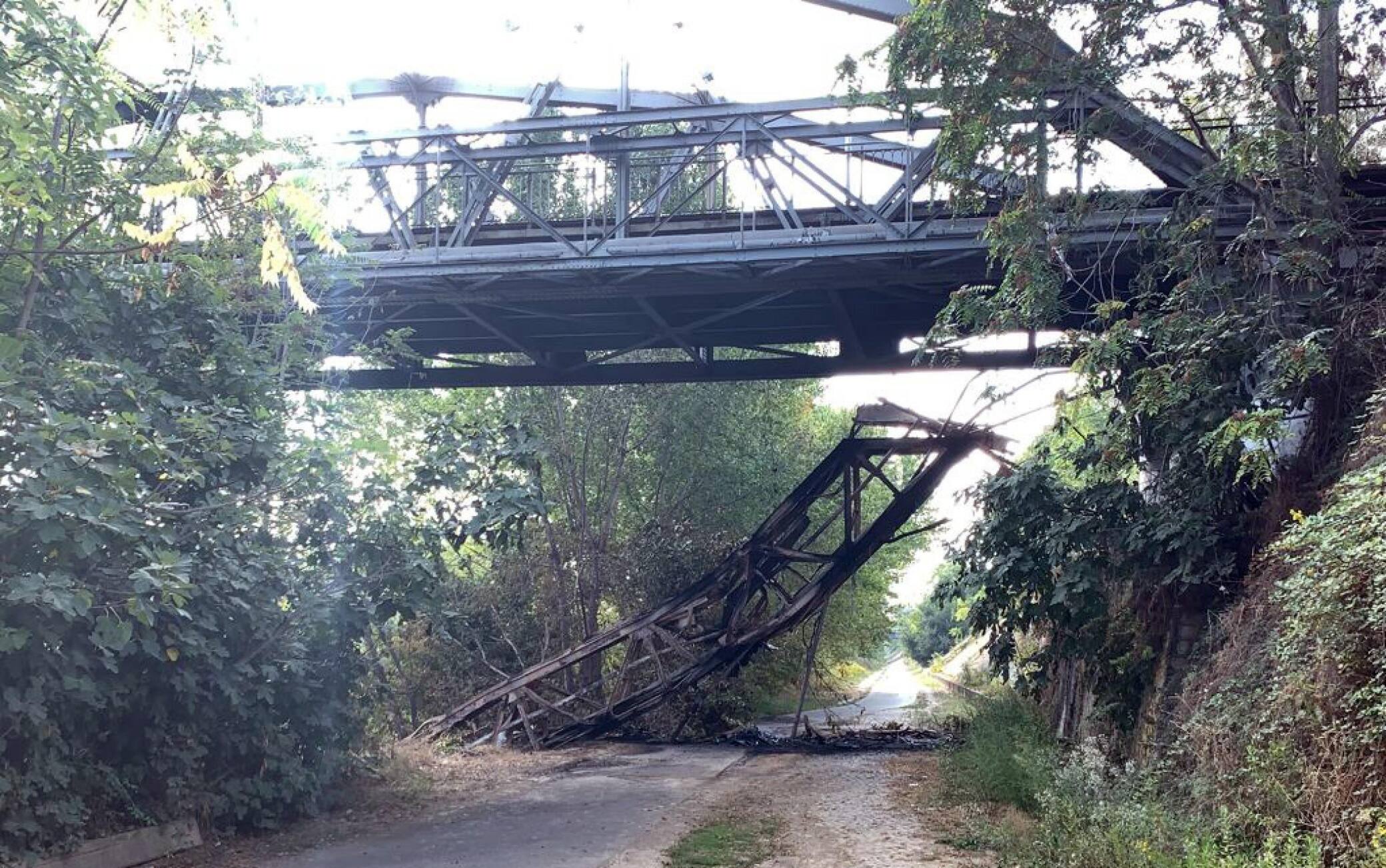 ponte di ferro che è’ andato a fuoco questa notte a Roma