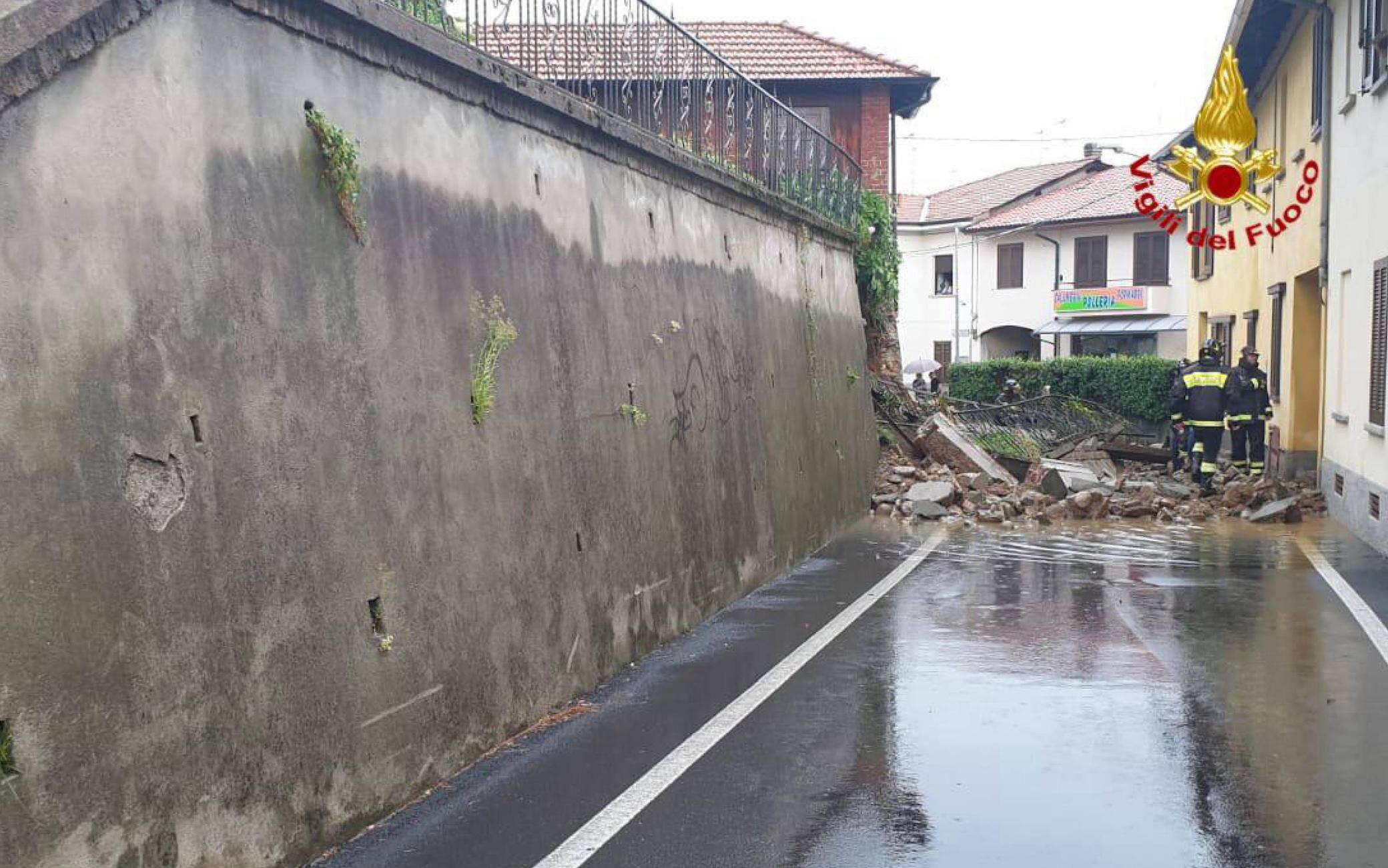 Un fermo immagine tratto da un video dei vigili del fuoco di Varese, 19 settembre 2021: Una parete di contenimento Ë crollata a Jerago Con Orago (Varese), a causa delle forti piogge che si sono abbattute questa mattina nel Varesotto e nel Milanese. Sul posto i vigili del fuoco del Comando Provinciale di Varese, per sgombrare la strada dai detriti. Il crollo ha interessato anche una tubatura del gas. A Busto Arsizio (Varese) un'auto Ë finita sommersa dall'acqua, in un sottopasso limitrofo alla stazione ferroviaria. Il Comune ha diramato un alert per avvisare i cittadini e chiedere loro di non uscire di casa.
ANSA/VIGILIDEL FUOCO EDITORIAL USE ONLY NO SALES