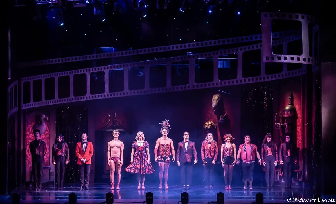 Il cast del Rocky Horror Show riceve l'applauso del pubblico del Teatro Arcimboldi di Milano il 28 novembre