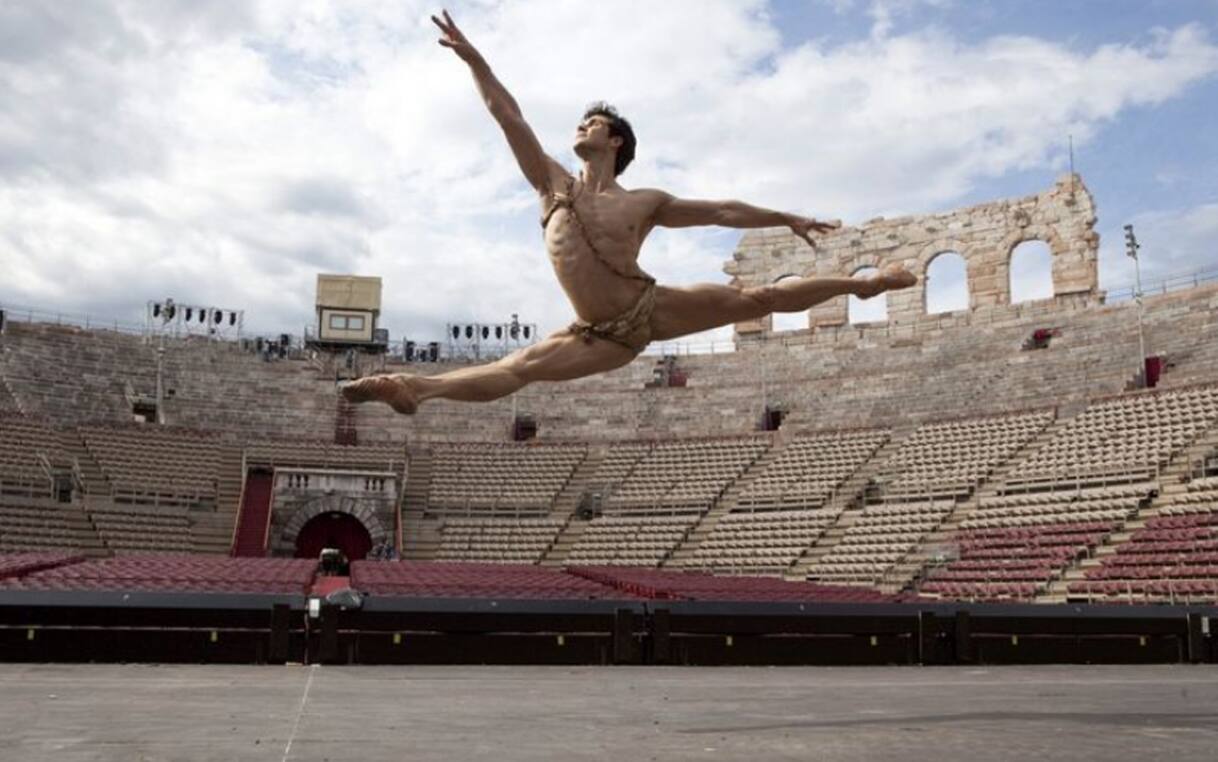 Roberto Bolle fa 50, dai primi passi all’essere un simbolo della danza nel mondo. VIDEO | Sky Tg24