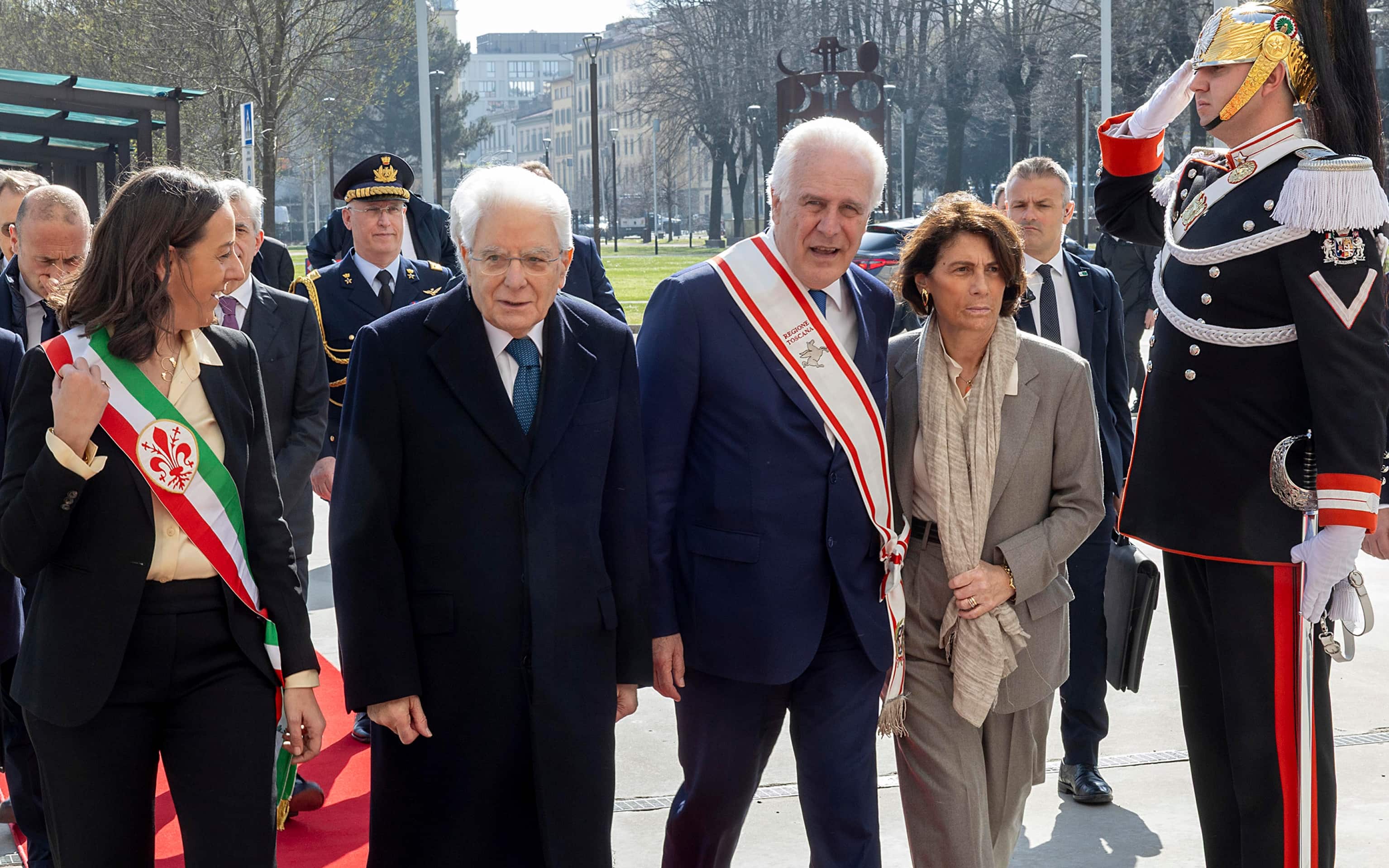 Firenze - Il Presidente della Repubblica Sergio Mattarella con Eugenio Giani, Presidente della Regione Toscana e Sara Funaro, Sindaco della Città metropolitana di Firenze, alla cerimonia di conferimento della Laurea magistrale Honoris Causa in “Politica, Istituzioni e Mercato” al Presidente della Repubblica, in occasione dei 150 anni della Scuola di Scienze politiche “Cesare Alfieri”, oggi 10 marzo 2026.(Foto di Paolo Giandotti - Ufficio Stampa per la Stampa e la Comunicazione della Presidenza della Repubblica)