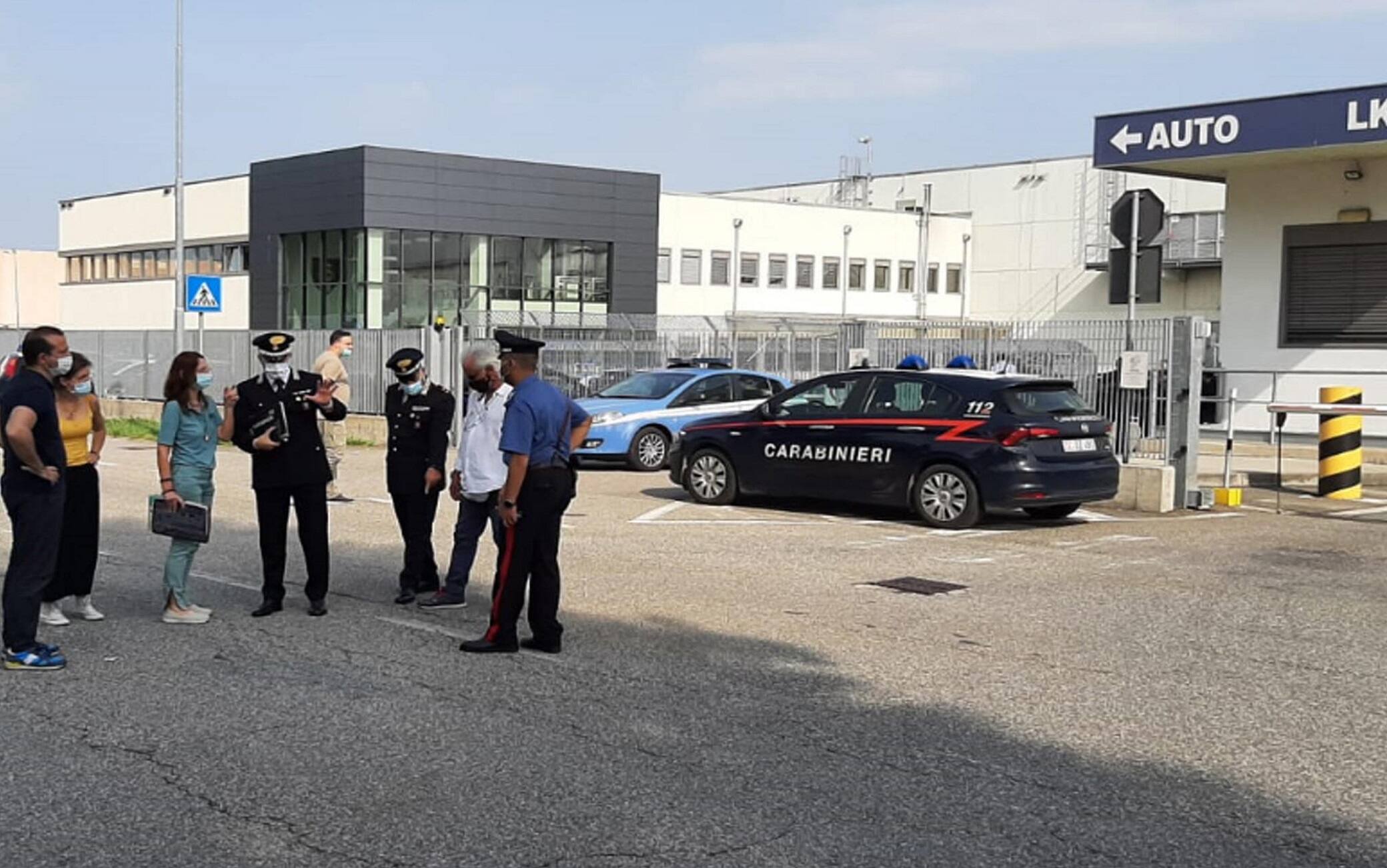 Il presidio di lavoratori della logistica davanti ai cancelli della Lidl dove un  37enne è morto questa mattina investito da un camion a Biandrate (Novara), 18 giugno 2021. Un 37enne è morto questa mattina investito da un camion davanti ai cancelli della Lidl di Biandrate (Novara). E' accaduto in via Guido il Grande, durante una manifestazione di lavoratori della logistica. Secondo una prima ricostruzione, pare che l'autista del camion abbia investito durante una manovra l'uomo, sembra un sindacalista, e poi sia fuggito. A bloccarlo in autostrada sono stati i carabinieri. Sul posto è intervenuto anche il 118, ma per il 37enne non c'è stato nulla da fare.
ANSA