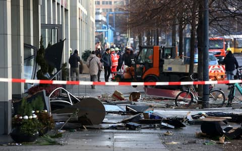 Esplosione acquario Aquadom a Berlino, le foto prima e dopo l'incidente ...