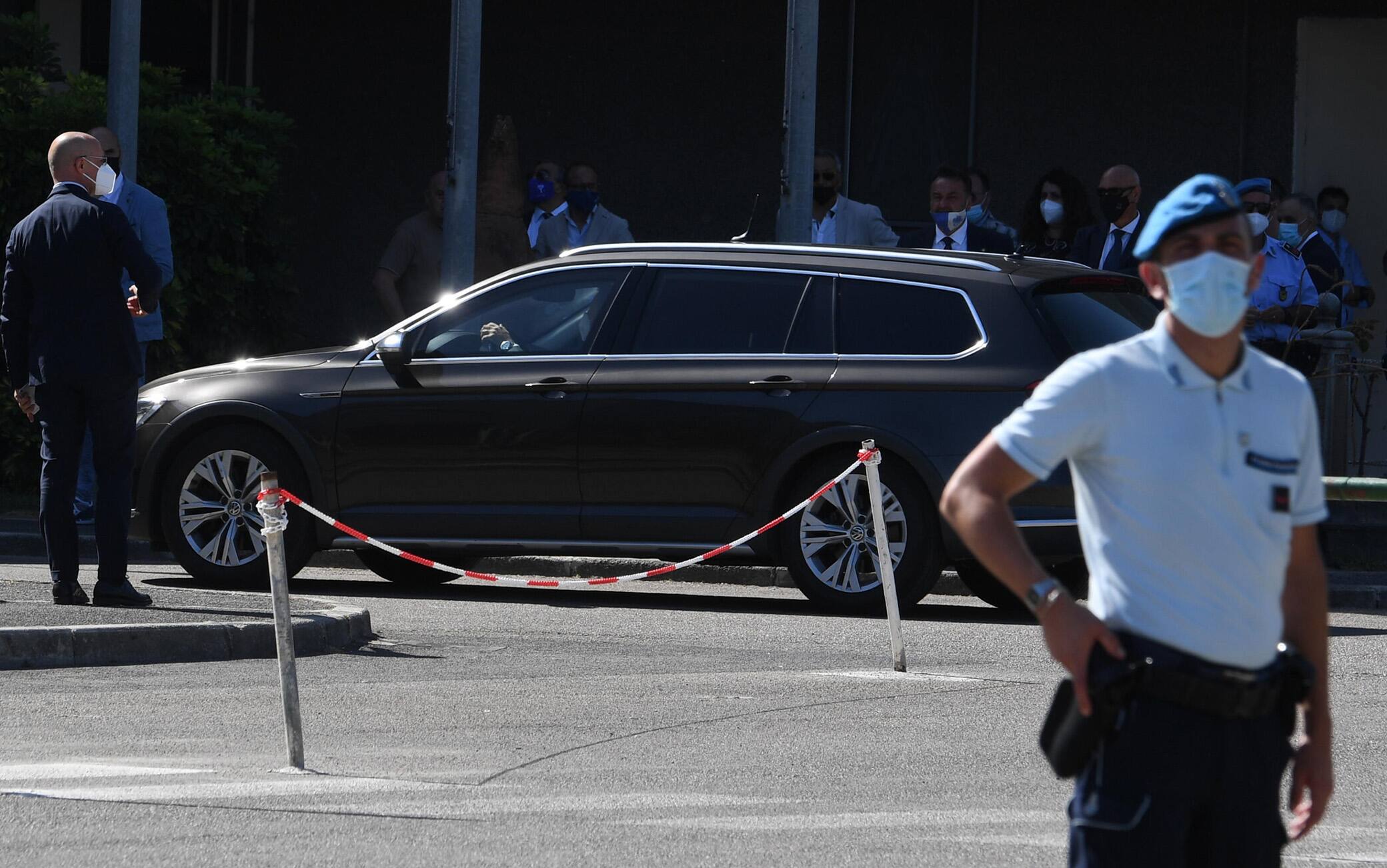 Il presidente del Consiglio, Mario Draghi, arriva nel carcere di Santa Maria Capua Vetere (Caserta) dove, insieme col ministro della Giustizia Marta Cartabia, visiterà la struttura, 14 luglio 2021. ANSA/ CIRO FUSCO