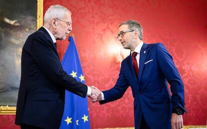 epa11808709 Austrian Federal President Alexander Van der Bellen (L) welcomes chairman of the Freedom Party of Austria (FPOe) Herbert Kickl (R) during their meeting in Vienna, Austria, 06 January 2025. The Austrian president is holding discussions with FPOe leader Kickl about the future formation of a government after coalition negotiations between the OeVP and SPOe failed.  EPA/MAX SLOVENCIK