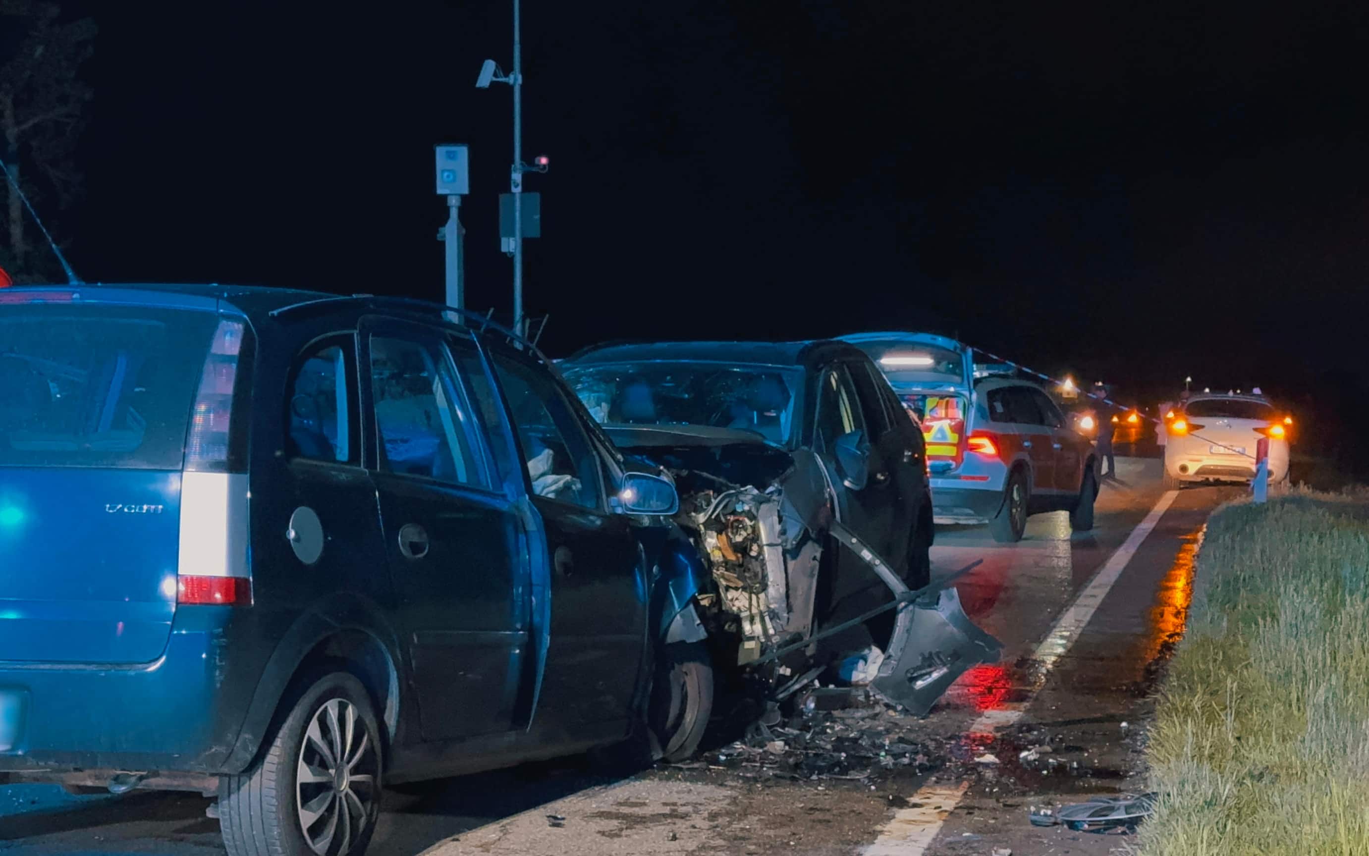 Due persone sono morte a causa di un incidente stradale avvenuto nella tarda serata di ieri lungo la via Emilia tra Piacenza e Fiorenzuola d'Arda. Si tratta dei conducenti di due vetture che intorno alle 23 si sono scontrate frontalmente lungo un tratto rettilineo alle porte di Fiorenzuola d'Arda. Sul posto i vigili del fuoco e diversi mezzi del 118. I guidatori due vetture coinvolte nello scontro sono morti sul colpo. Nel corso della notte era ancora in corso la loro identificazione da parte dei carabinieri. Gravemente ferita anche una 35enne che era passeggera a bordo di una delle auto e che è stata trasportata in eliambulanza all'ospedale di Brescia.
ANSA/LUCA BONETTI