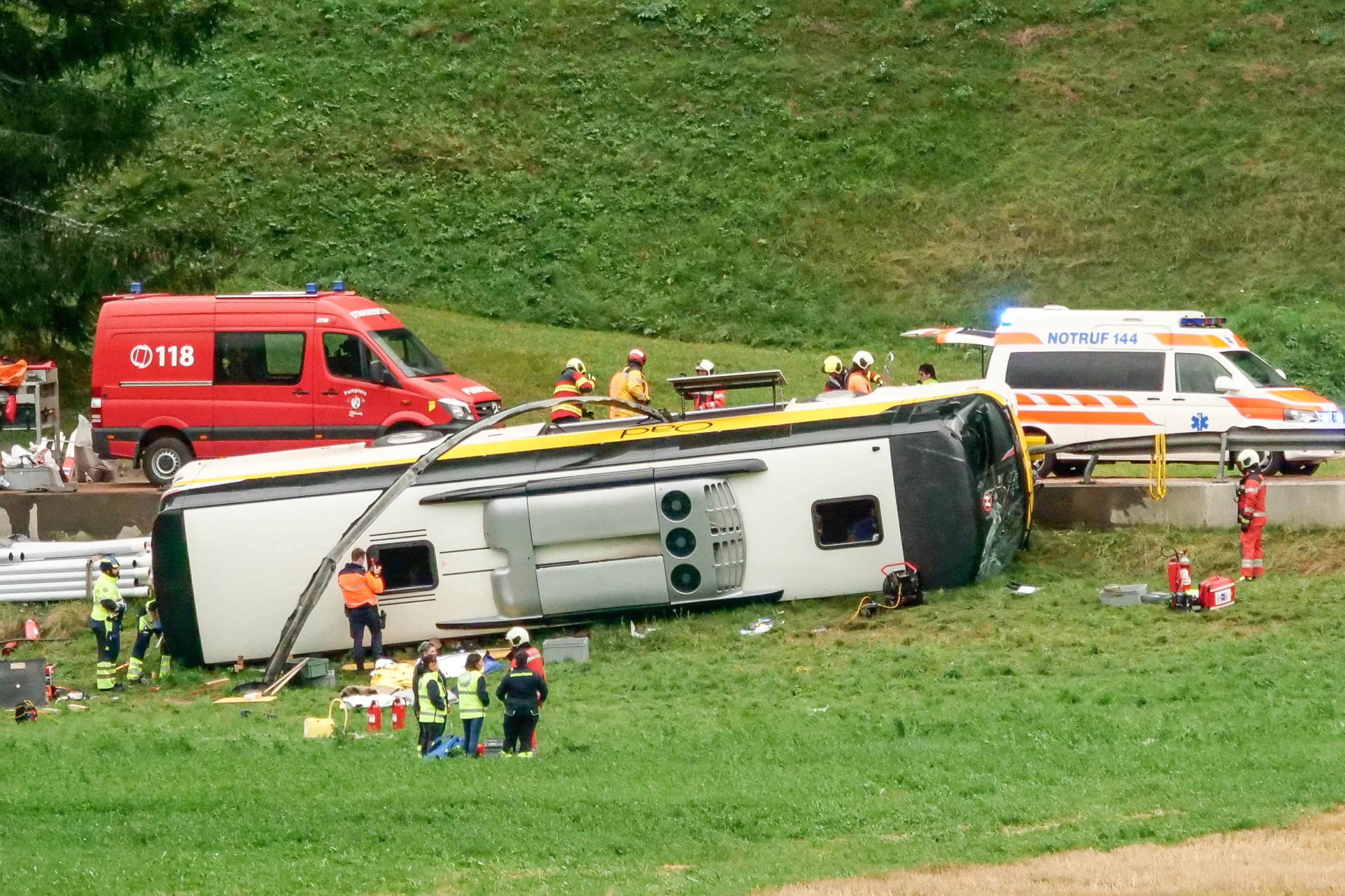 epa13229696 Emergency responders at the scene of an accident involving a travel coach in Susch in the canton of Grisons, Switzerland, 10 September 2026. Several people died in a tour bus accident on the road between Susch and Zernez in the Engadin valley in the canton of Grisons. Others were also injured, according to a statement  by the Grisons cantonal police.  EPA/ENGADINER POST/JON DUSCHLETTA MANDATORY CREDIT EDITORIAL USE ONLY/NO SALES