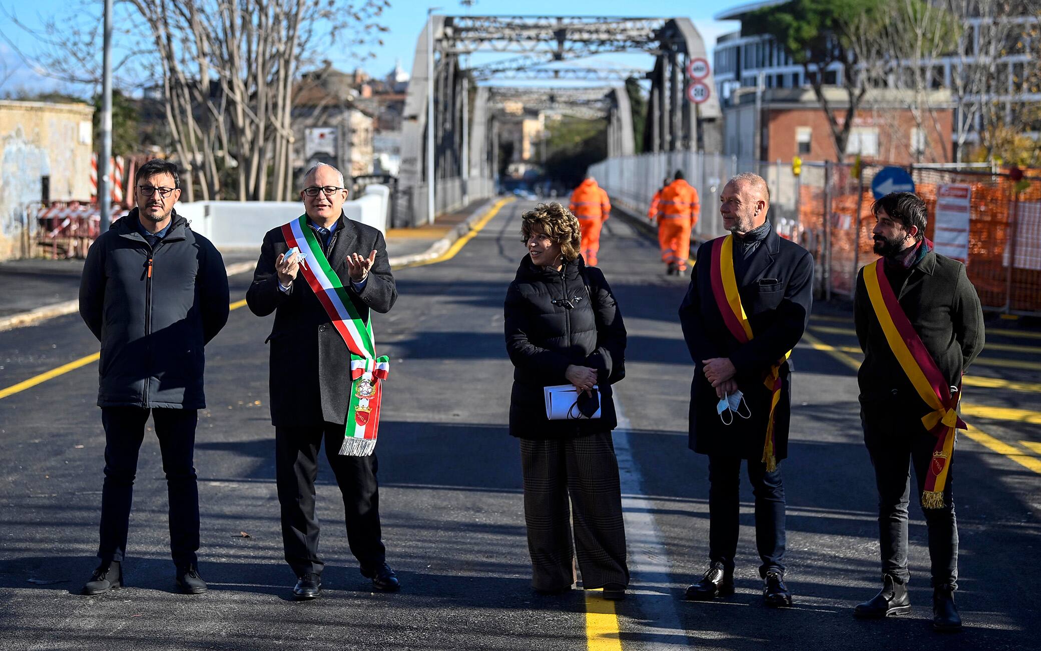 (S-D) Lassessore alla Mobilit del Comune di Roma, Eugenio Patan, il sindaco di Roma Roberto Gualtieri, lassessore ai Lavori Pubblici e alle Infrastrutture del Comune di Roma, Ornella Segnalini, il vice presidente del Municipio XI Carmelo Ursino ed il presidente del Municipio VIII Amedeo Ciaccheri durante la riapertura del Ponte dellIndustria andato a fuoco il 3 ottobre scorso, Roma, 12 dicembre 2021. ANSA/RICCARDO ANTIMIANI