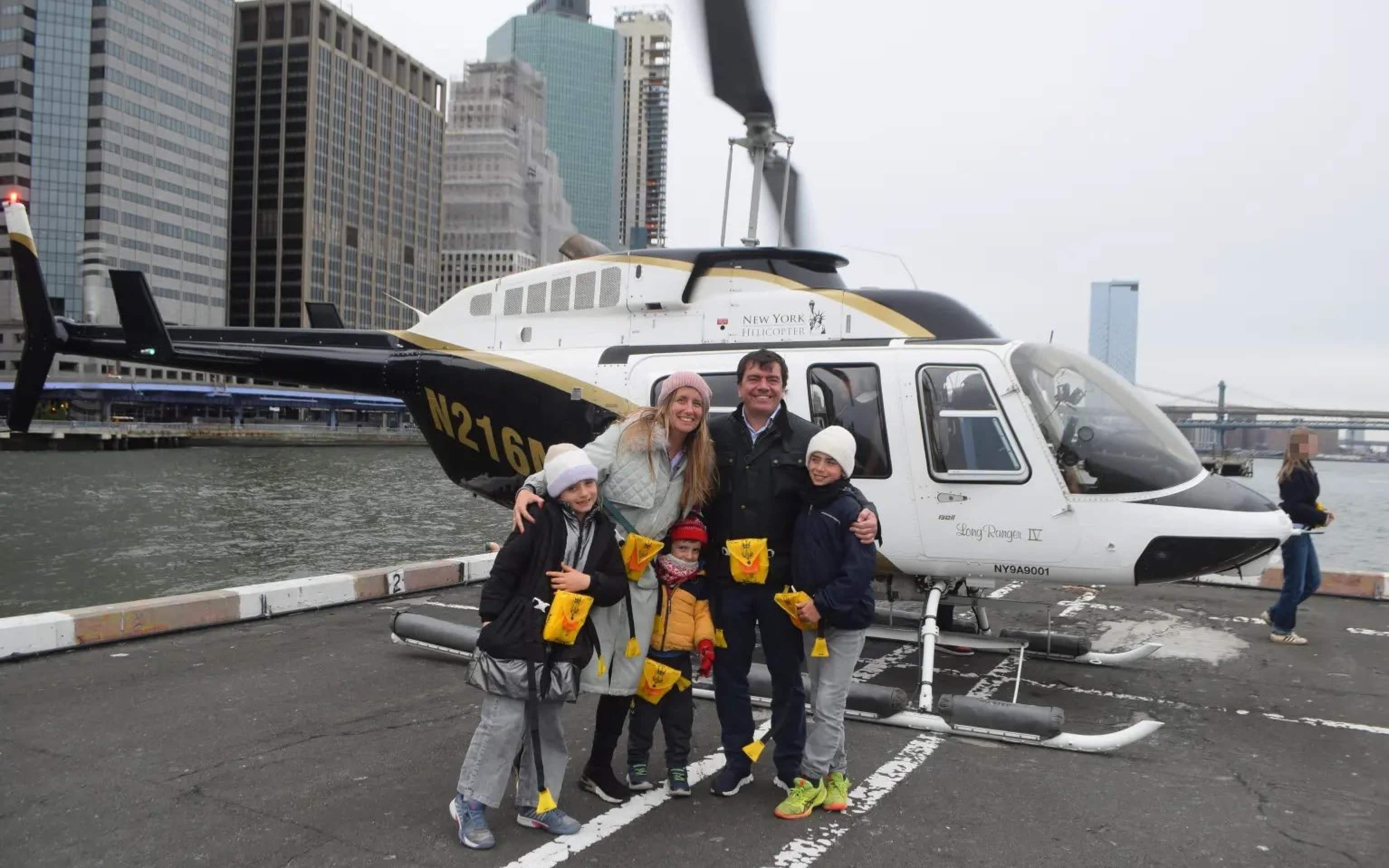 A bordo dell'elicottero caduto ieri nel fiume Hudson a New York c'erano Agustín Escobar, amministratore delegato di Siemens Spagna, la moglie Merce Camprubi Montal e i loro tre figli di quattro, cinque e 11 anni: lo ripotano i media internazionali, che citano fonti della polizia. ANSA/New York Helicopter Tours LLC +++ NPK +++ NO SALES, EDITORIAL USE ONLY +++