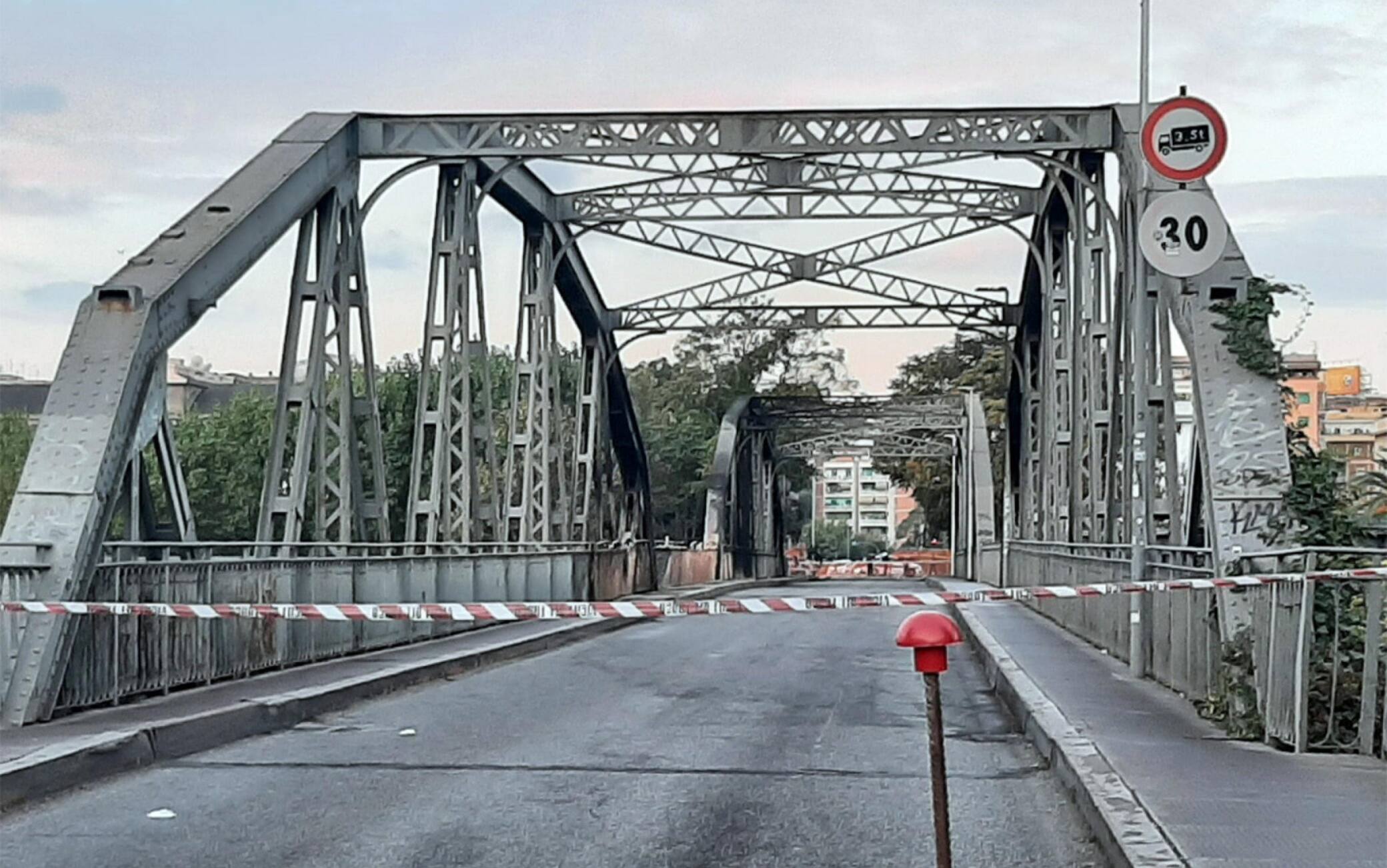 ponte di ferro che è’ andato a fuoco questa notte a Roma
