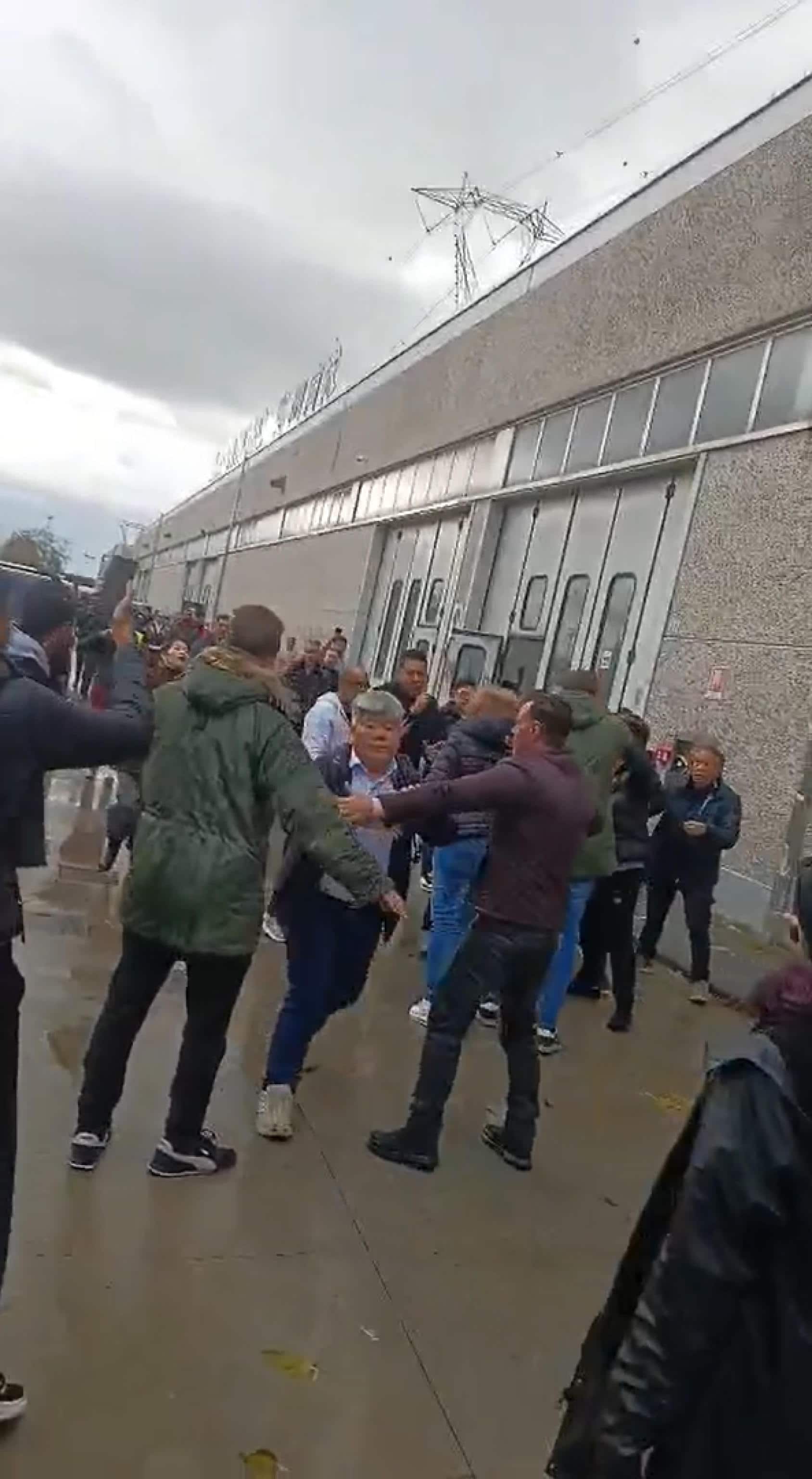 Un fermo immagine di un video mostra due agenti della Digos feriti e altri aggrediti a Prato da un gruppo di 15 cittadini cinesi che avevano tentato un blitz contro alcuni lavoratori impegnati in un sit in, 17 novembre 2025.  La polizia era in servizio di ordine pubblico. I cittadini cinesi volevano raggiungere un gazebo di lavoratori pakistani e di altre nazionalità che protestano per vedersi riconoscere il contratto di lavoro da imprese della filiera dell'abbigliamento.  ANSA/Giorgio Bernardini