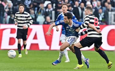 Juventus' Teun Koopmeiners and Como's Anastasios Douvkas in action during the Italian Serie A soccer match Juventus FC vs Como 1907 a at the Allianz Stadium in Turin, Italy, 21 February 2026 ANSA/ALESSANDRO DI MARCO