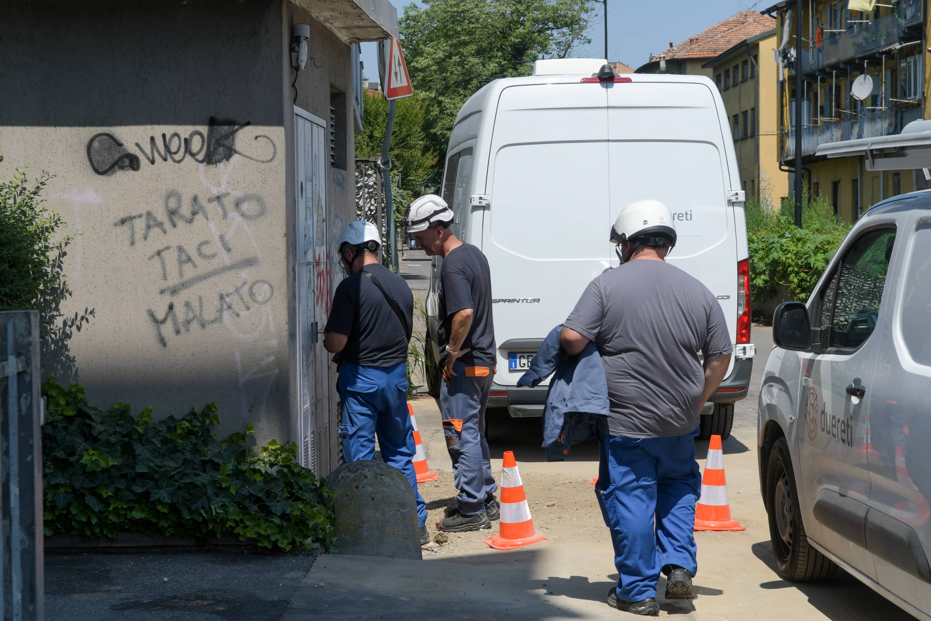 SAN GIULIANO - 21-06-2026 - CITTA’ SENZA CORRENTE ELETTRICA DA IERI SERA - SEMAFORI IN TILT E LOCALI CHIUSI - OPERAI AL LAVORO PER IL RIPRISTINO  - FOTO CANALI/ANSA - PER REDAZIONE SUD MILANO/METROPOLI - LUCIDI/TAVECCHIO