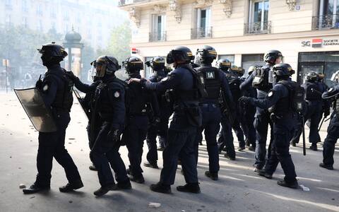 IPA89367096 - Clashes on the sidelines of the students protest against the current state of public education, once again, on October 6, 2026, in Paris, France. They demand more resources for the national education system, and raise against the far right party - le Rassemblement National. Photo by Raphael Lafargue/ABACAPRESS.COM