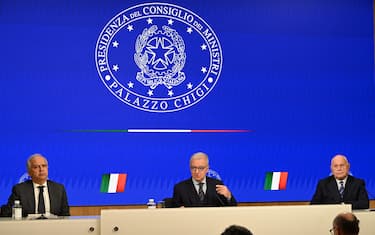 Il sottosegretario alla Presidenza del Consiglio, Alfredo Mantovano (C) con il ministro dell'Interno, Matteo Piantedosi ed il ministro della Giustizia, Carlo Nordio, nel corso della conferenza stampa al termine del Consiglio dei Ministri convocato per la decisione dei giudici  sui migranti in Albania, Roma 21 ottobre 2024. 
ANSA/MAURIZIO BRAMBATTI