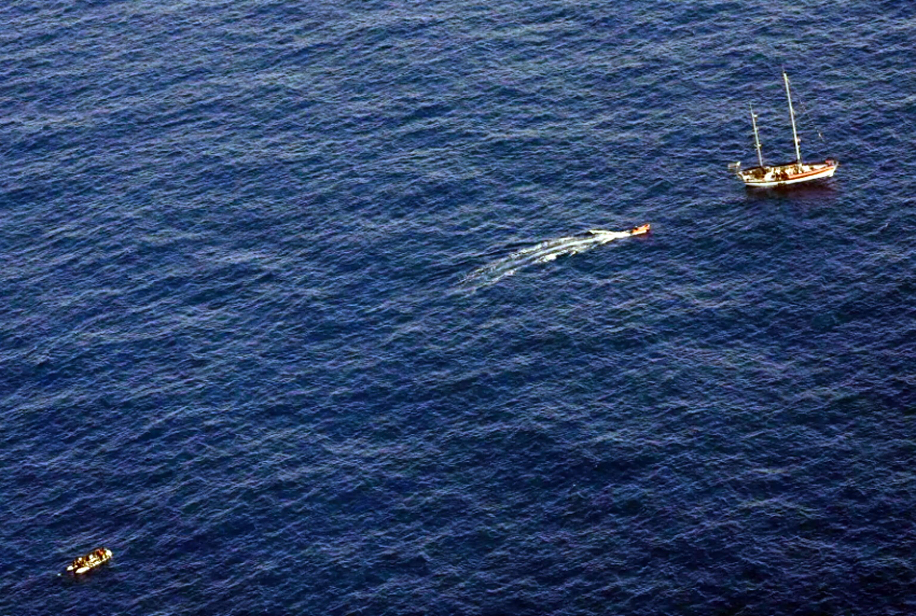 Un momento delle operazioni di recupero e salvataggio da parte dell'equipaggio della nave ong Nadir di un gruppo di migranti che erano su un gommone alla deriva al largo di Lampedusa, 11 maggio 2025. ANSA/Sea Watch // Bahar Kaygusuz +++ NO ARCHIVING; NO LICENSING+++NPK