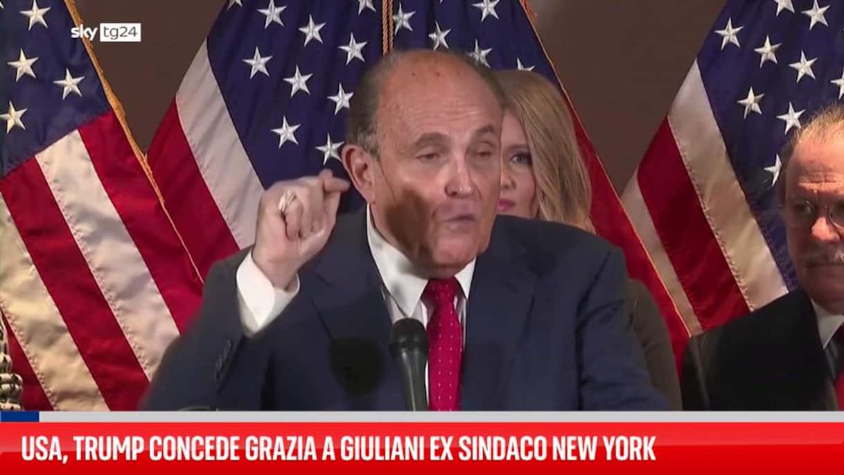 Usa, Trump concede grazia a Giuliani ex sindaco New York | Video Sky TG24