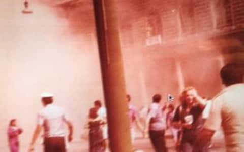 Una foto che ritrae il piazzale della stazione di Bologna la mattina del 2 agosto 1980, poco dopo l'esplosione che causÚ 85 morti e 200 feriti. L'immagine inedita, a colori, Ë stata ritrovata dall'avvocato Andrea Speranzoni, difensore dell'associazione dei familiari delle vittime della Strage. Si vedono tra l'altro una donna che sembra allontanarsi andando incontro all'obiettivo, con una borsa sulla spalla destra e l'altra mano sulla tempia, un vigile urbano di spalle e altre persone in secondo piano, mentre sullo sfondo il fumo ha invaso l'ingresso della stazione e si Ë propagato all'esterno, fino ad arrivare pi˘ in alto del tetto.ANSA