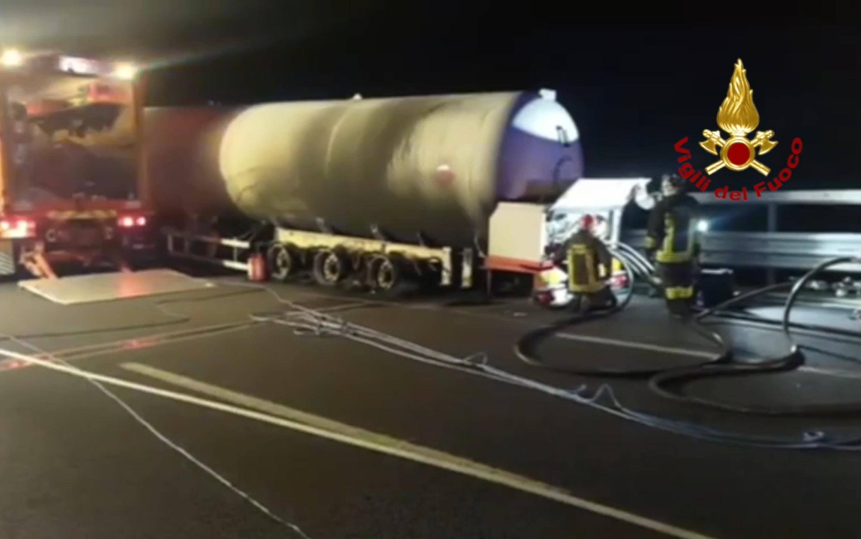 Un frame da un video diffuso dai Vigili del fuoco sulle operazioni di rimozione di un'autocisterna di Gpl, andata in fiamme nel pomeriggio di ieri sull'A1 Milano-Napoli, all'altezza del km 525, tra Roma e Orte, 12 agosto 2025
L'autocisterna trasportava Gpl. L'incendio è stato provocato da un surriscaldamento dei freni. E' stato chiuso un tratto di 40 chilometri tra Orte e Roma. Tra Orte e Orvieto si è creato una di coda di 15 km ANSA/ Vigili del fuoco +++ UFFICIO STAMPA Vigili del fuoco +++ FOTO NON IN VENDITA - DA USARE SOLO PER FINI GIORNALISTICI +++ NPK +++
