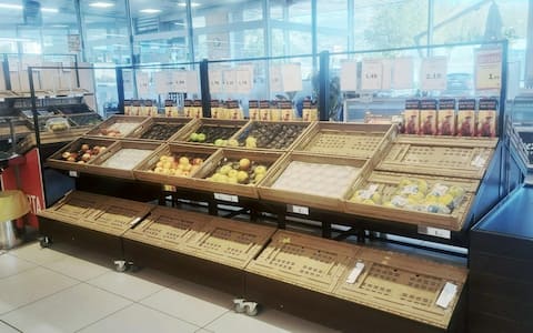 Scaffali vuoti in un supermercato a Caserta, 19 ottobre 2026.  ANSA/ Antonio Pisani