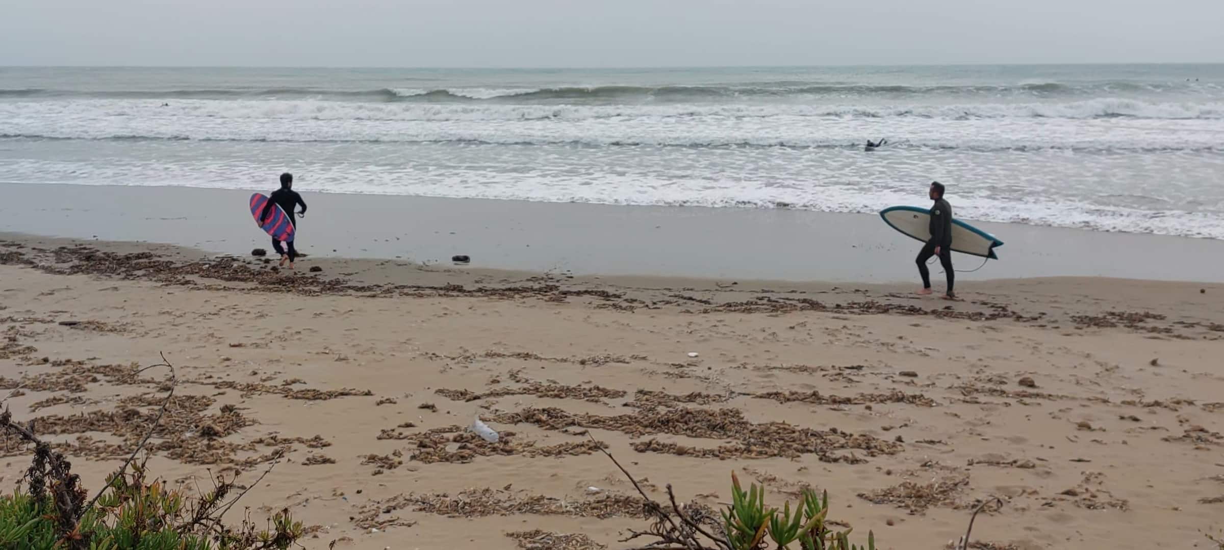 Surfisti sulla spiaggia di Capo San Marco, Sciacca