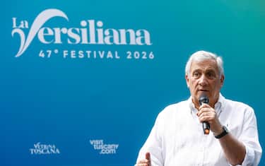 Il ministro degli Affari Esteri Antonio Tajani alla 47esima edizione del Festival ''La Versiliana'' Incontri al Caffe', Marina di Pietrasanta, Lucca, 02 agosto 2026. ANSA/ANGELO CARCONI
